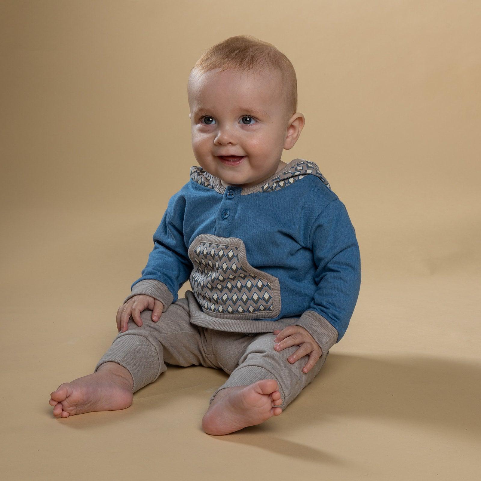 Bluse til baby drenge med lomme på mave og hætte
