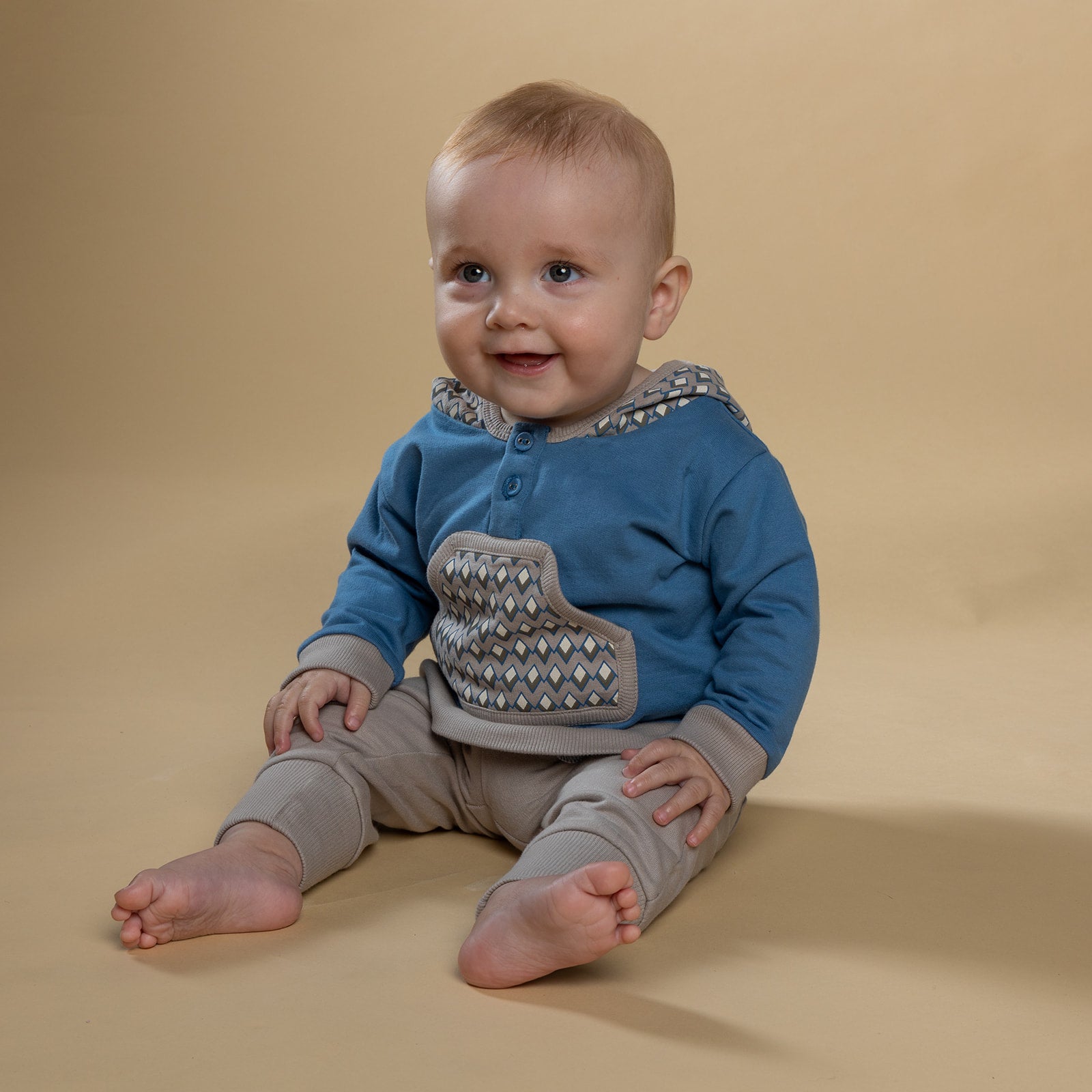 Bluse til baby drenge med lomme på mave og hætte