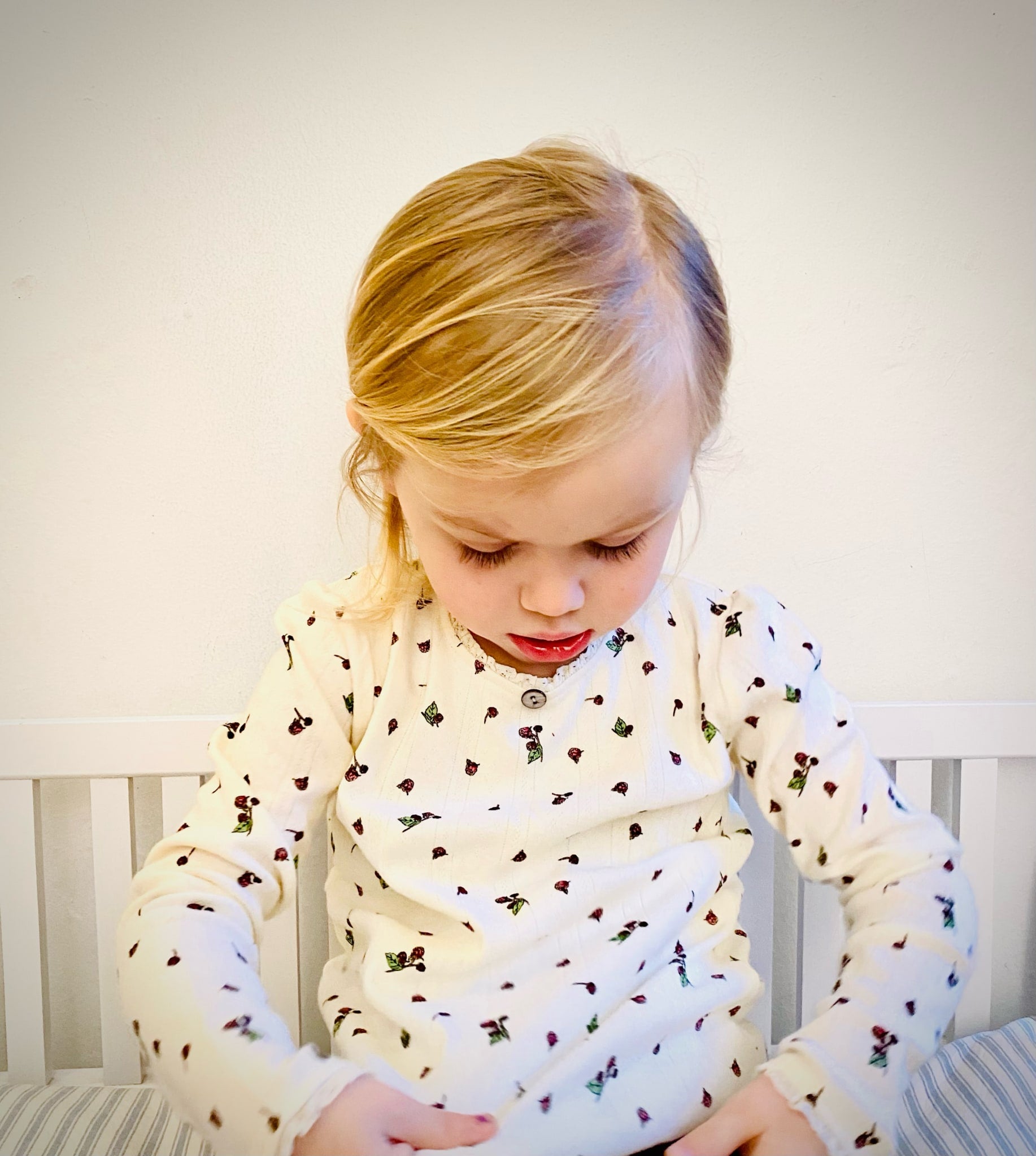 Beerenfarbene Pointelle-Bluse